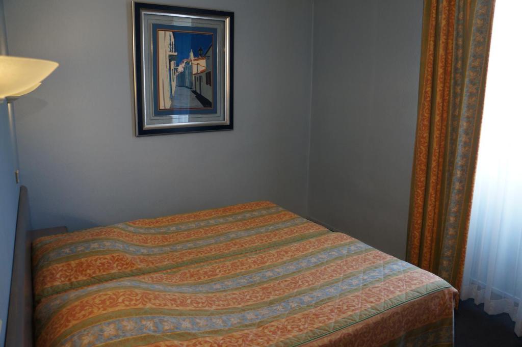 Hotel A La Grace De Dieu Brie-Comte-Robert Buitenkant foto